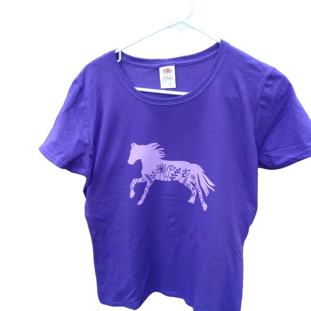 Women's Size LG Purple T-Shirt with vinyl horse.